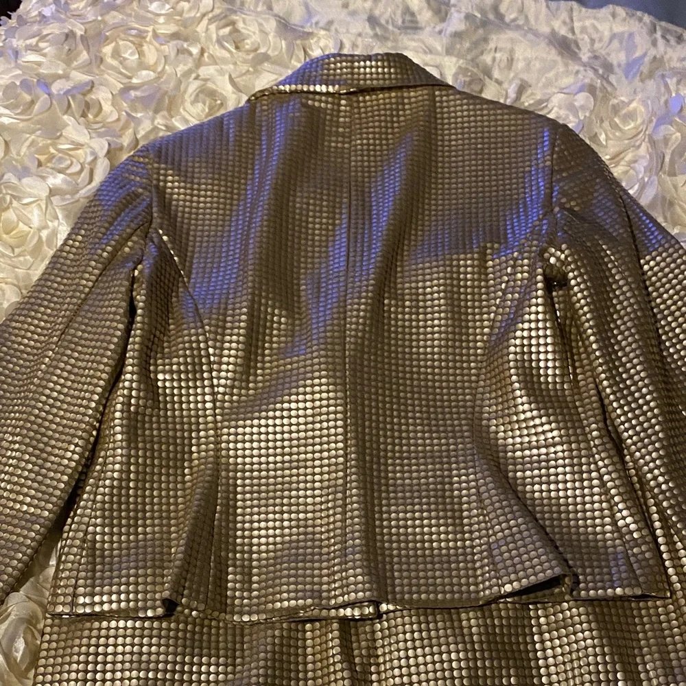 Alberto Makali Gold Blazer & Skirt - Picture 5 of 9
